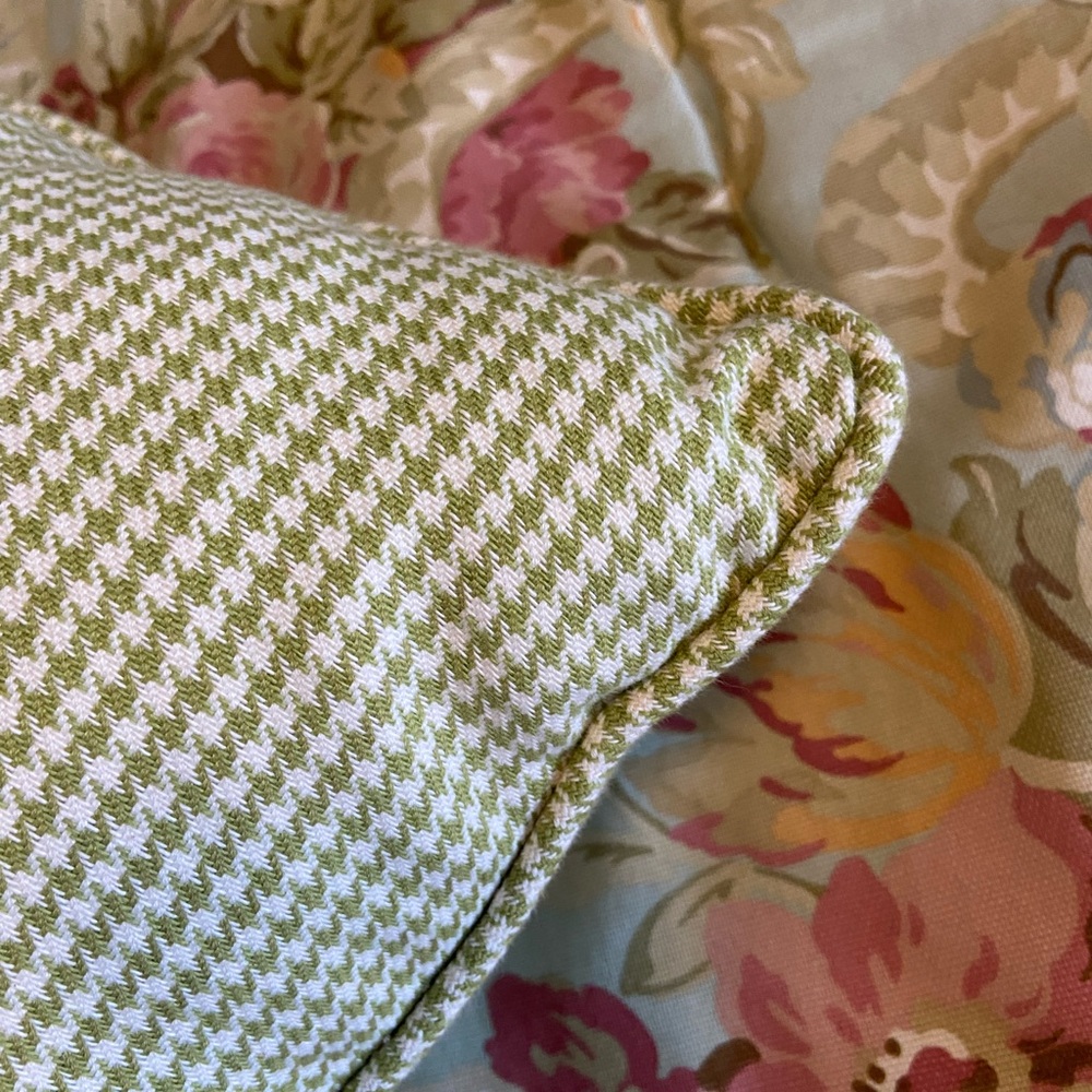 Green / White Houndstooth Throw Pillow